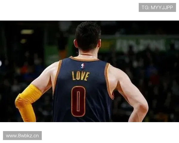 以琼斯表态愿为中心踢任何位置